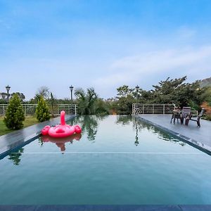 Stayvista At Banyan Bliss With Pool, Bonfire & Lawn